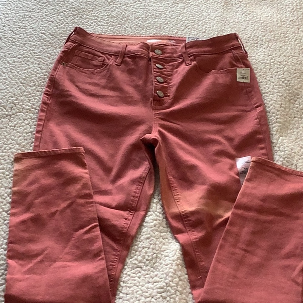 5/$25 NWT Old Navy Rockstar Super Skinny Sz 10 high rise jeans. See fading pics!